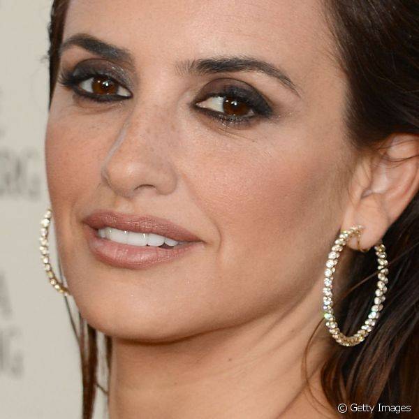 O delineado ganhou um traço mais grosso, que deixou os olhos da atriz mais dramáticos durante o Los Angeles Film Festival 2012